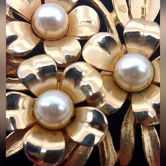 Gold Floral Vintage Flower's With Pearls - Picture 6 of 9